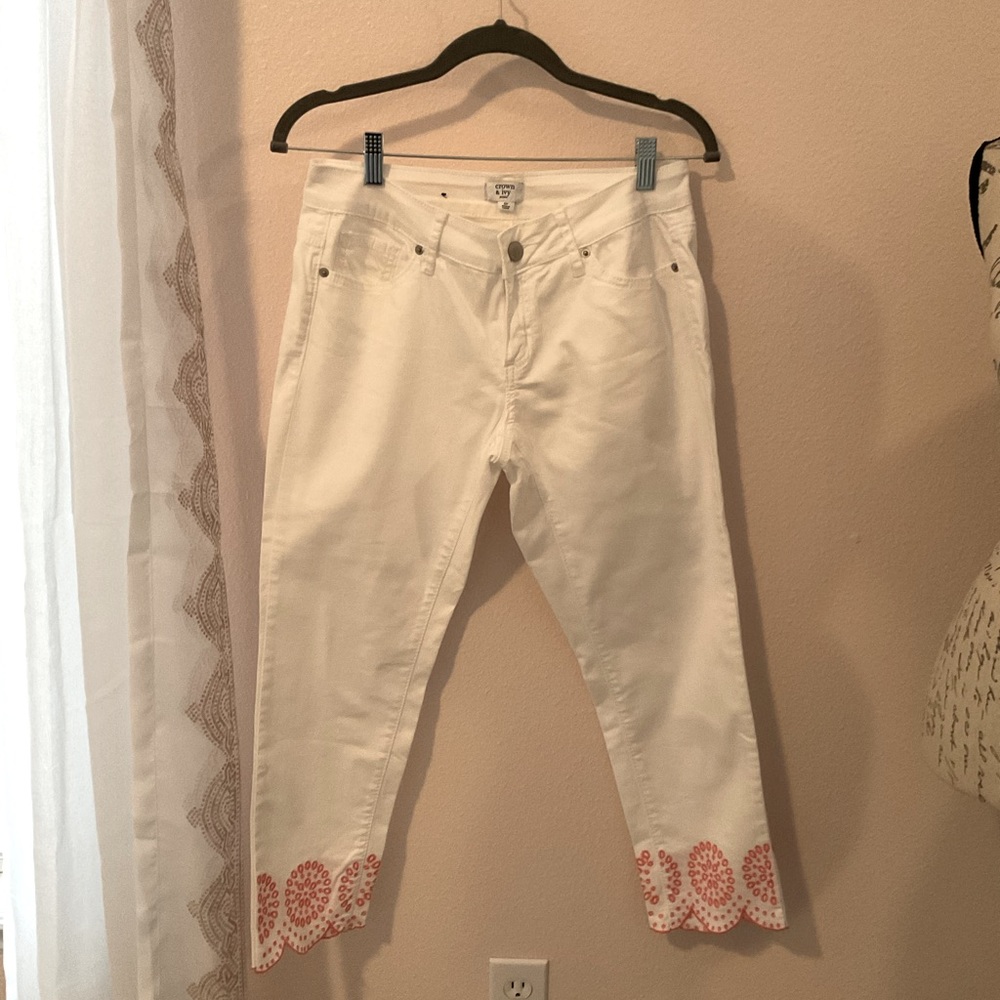 Crown & Ivy White Capris with Coral Trim, Petite 6, GUC.